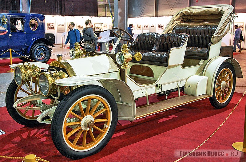 Mercedes Simplex 28/32PS с кузовом дубль-фаэтон выпущен в 1905 г. и для выставки представлен Политехническим музеем