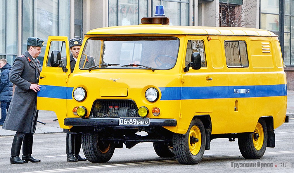 Одним из ретроавтомобилей на параде был [b]УАЗ-3909[/b], имитирующий более старую модель