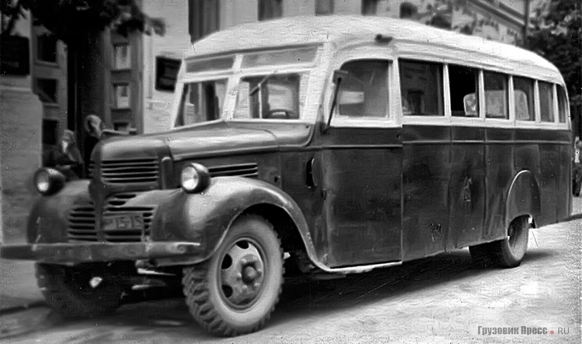 Иной раз при помощи ленд-лизовских машин возрождали к жизни и обычные довоенные автобусы. Этот вернувшийся с войны ЗИС-16 был восстановлен с использованием капота и оперения от 2-тонного американского Dodge WF32 (4х2) и стандартных ленд-лизовских колёсных дисков. Украина, начало 1950-х