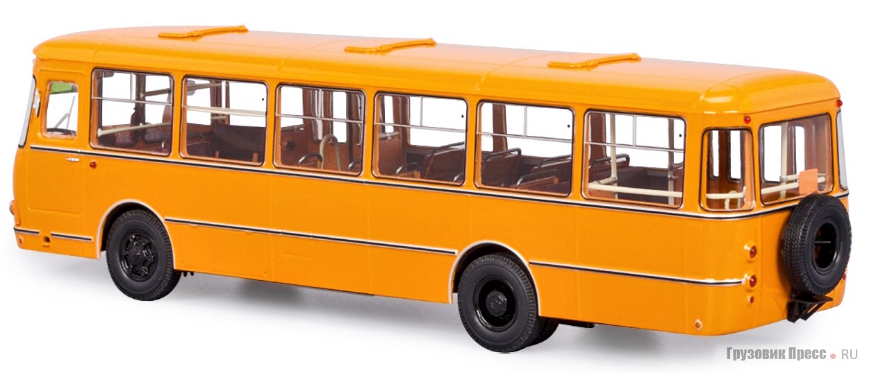 Залихватски выглядящий из-за «запаски» на задке оранжевый вариант ЛиАЗ-677М