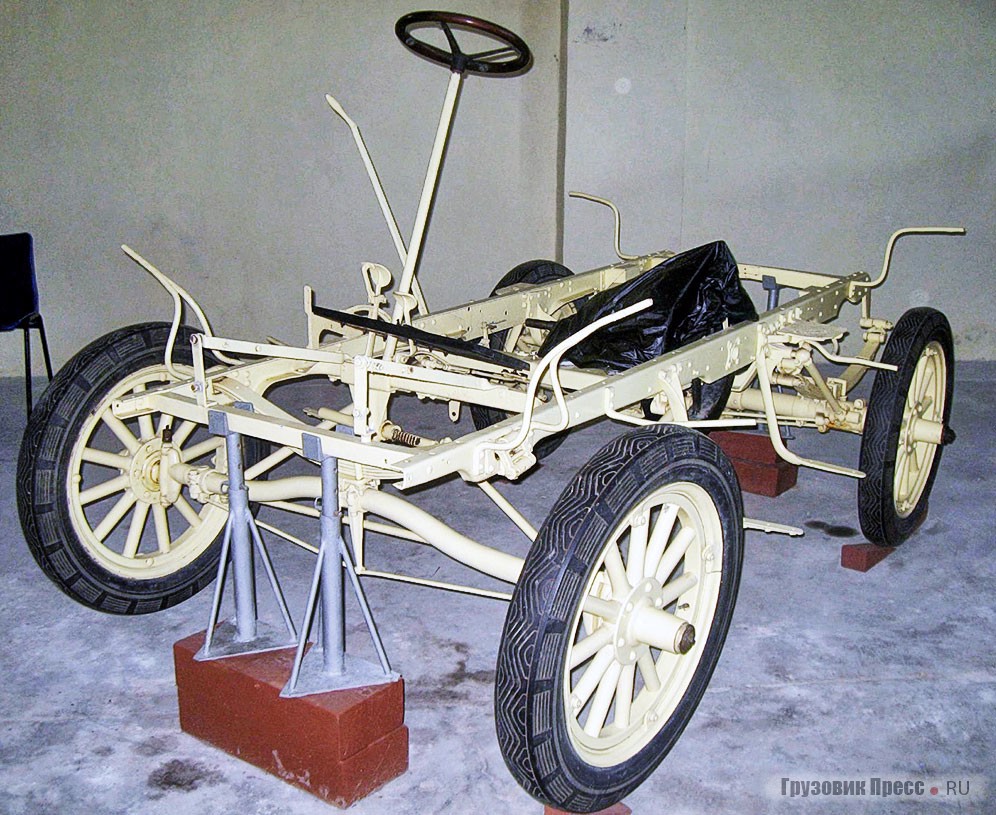 Один из первых [b]Cadillac Model C[/b] 1904 года выпуска реставрируют с привлечением энтузиастов-экспертов детройтского фирменного антик-клуба GM
