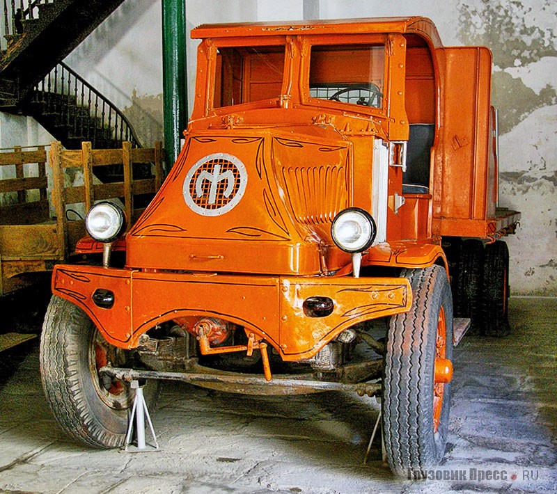 Пятитонный коммерческий грузовик [b]Mack Senior AC[/b]. Этот лечеро (развозчик молока), прозванный «бульдогом», действительно работал до 1970 г. (все 55 лет!) в Гаване на доставке продовольствия в муниципальные магазины. Карбюраторный 7,7-литровый двигатель развивал мощность 40 л.с. (при 1200 об/мин)