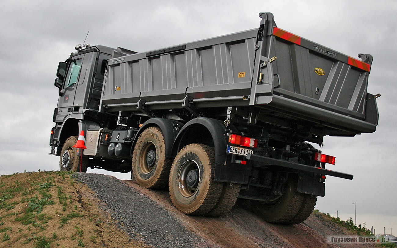 У Actros Bau отменная геометрическая проходимость. Груженный щебнем 6х4, он трогается в гору после остановки без скатывания назад