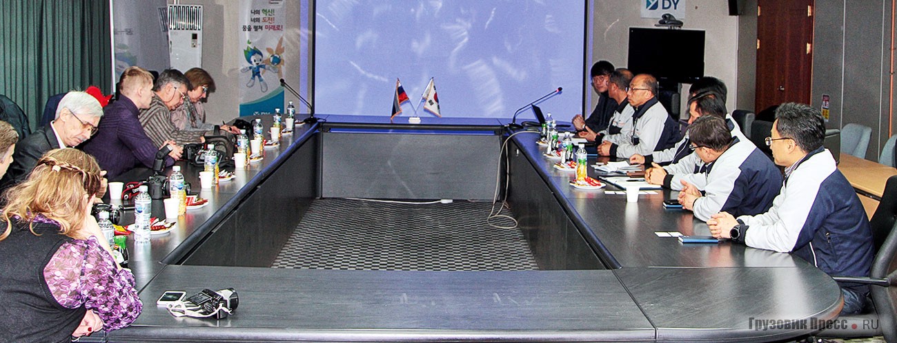 Встреча руководства завода спецтехники DY с журналистами из России