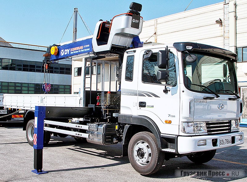 Новинка сезона КМУ DY SS1956T, установленная на шасси Hyundai Mega Truck оснащена эргономичным креслом для оператора