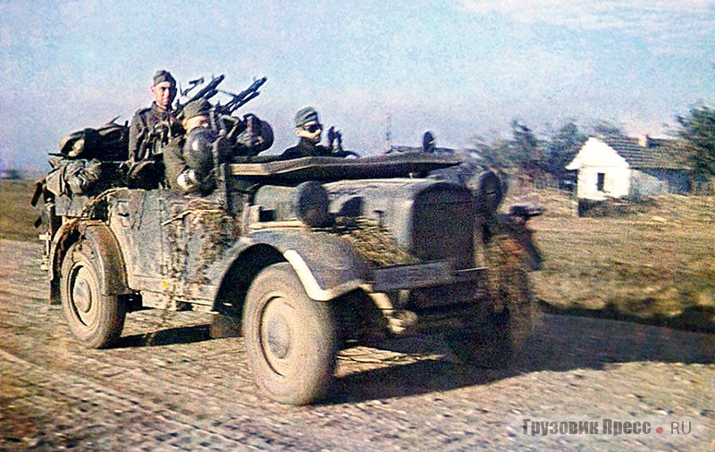 Немецкие солдаты на автомобиле Stoewer Typ 40 (Sd. Kfz 40). Юг России, 1942 г.