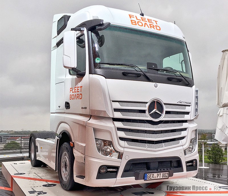 Этот Actros, выставленный на открытой площадке шестого этажа, символизировал, что компании Daimler AG всё по плечу