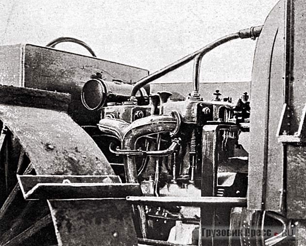 Двигатель Argus 50 PS, установленный на моторном плуге Arator.  Иллюстрация из каталога IV Международной автомобильной выставки. 1913 г.