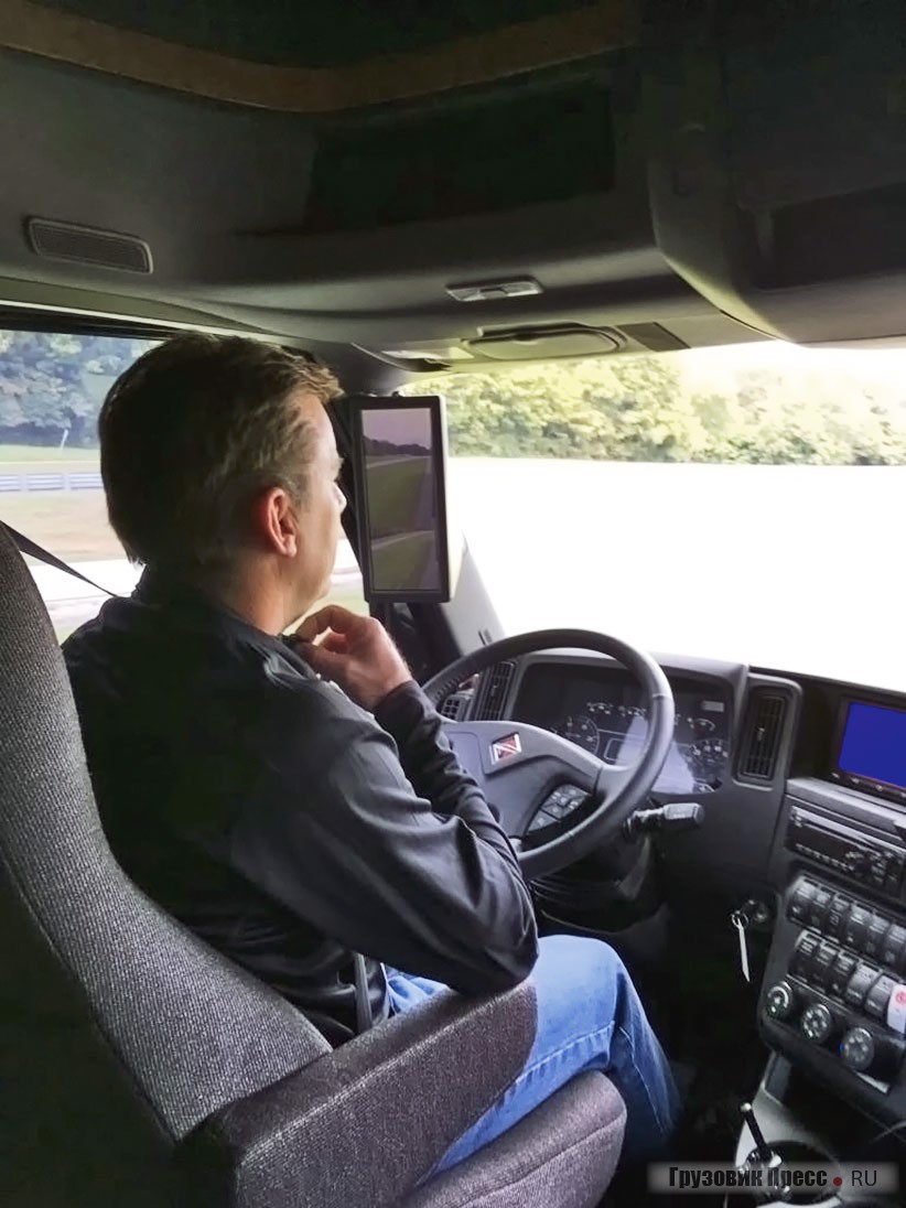 Рабочее место оборудовано мониторами обзора заднего вида и компьютером с GPS-навигатором
