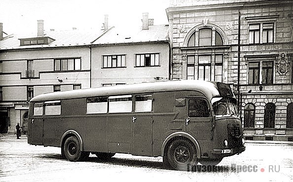 Вариантом вагонной компоновки на шасси Škoda-706R cтали автобусы и фургоны 706RO, из которых по крайней мере два исполнения – рефрижераторы и передвижные рентгеновские кабинеты во второй половине 1950-х поступали и в СССР
