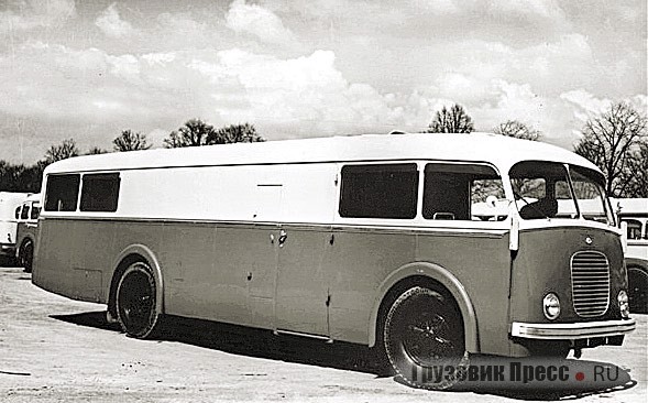 Вариантом вагонной компоновки на шасси Škoda-706R cтали автобусы и фургоны 706RO, из которых по крайней мере два исполнения – рефрижераторы и передвижные рентгеновские кабинеты во второй половине 1950-х поступали и в СССР