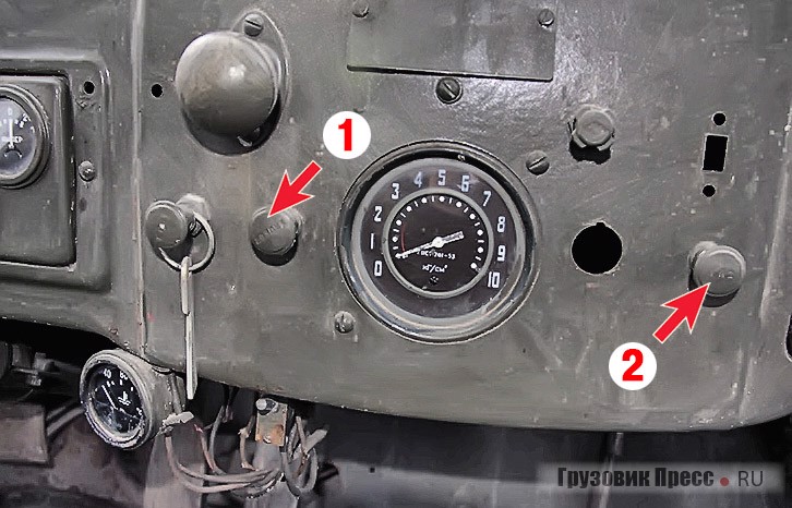 Рукоятки управления воздушной (1) и дроссельной (2) заслонками карбюратора, тумблер указателей поворота (3). Обратите внимание на шкалу главного манометра пневмосистемы