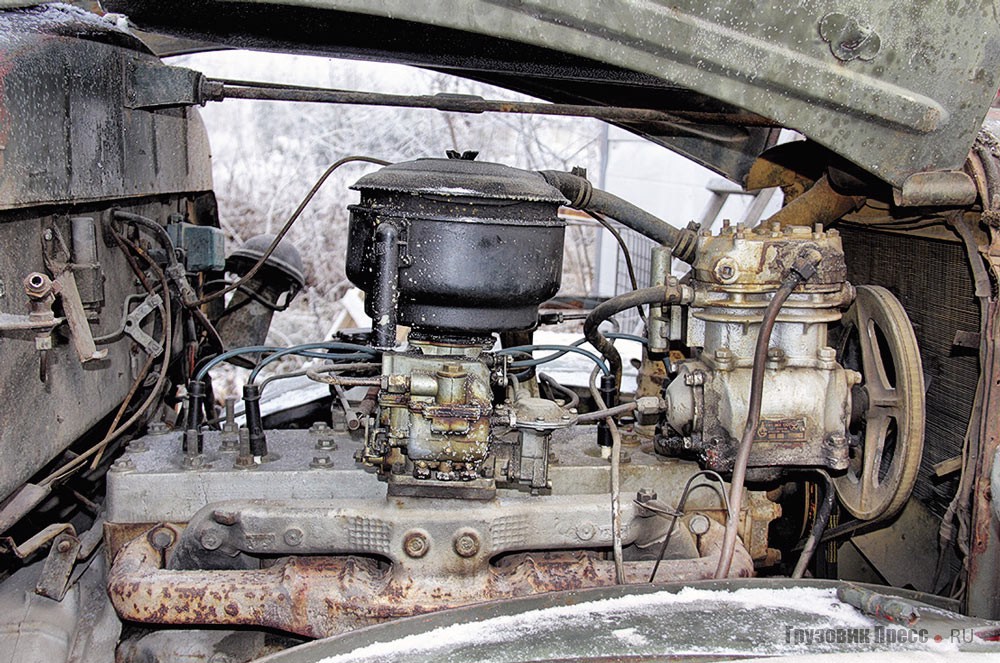Двигатель ЗИС-121 (вид справа)