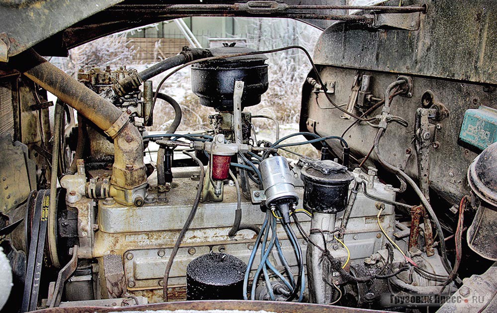 Двигатель ЗИС-121 (вид слева)