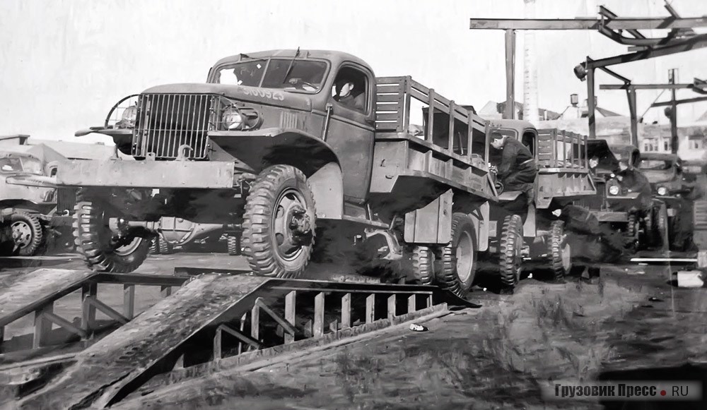 Конвейерная сборка под открытым небом грузовиков на Горьковском автомобильном заводе. Лето 1943 г.
