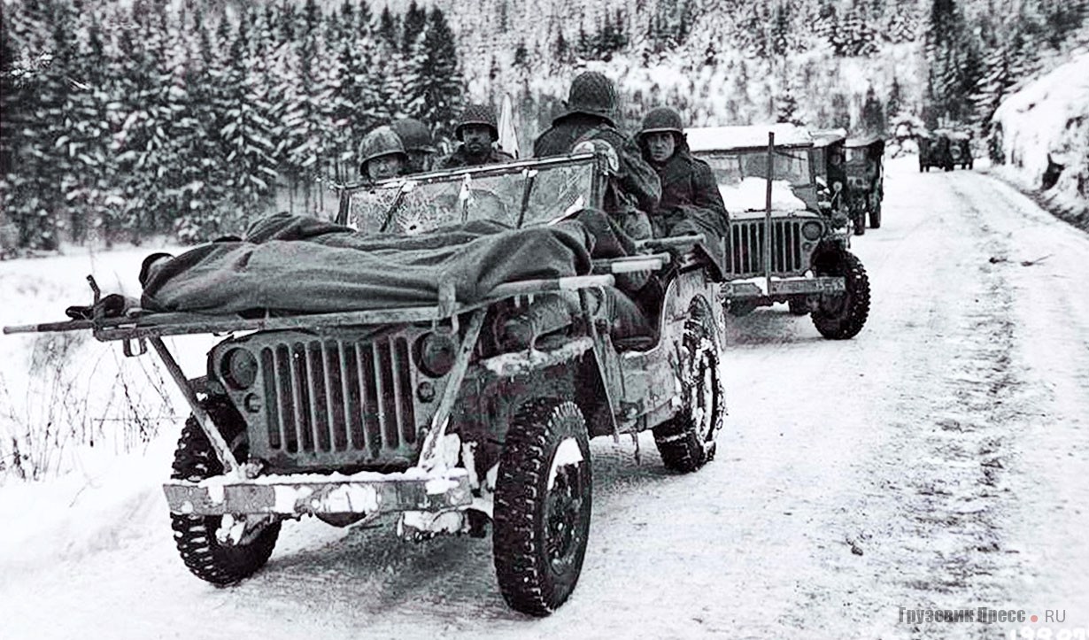 Санитарный Jeep американской армии с носилками поверх капота. Арденны, январь 1944 г.