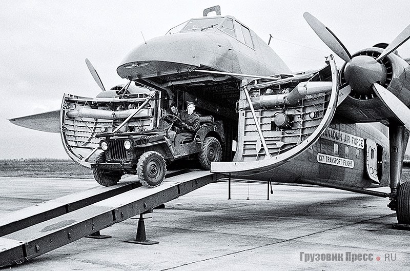 Truck, Utility, 1/4 ton, 4x4, M38 (Willys) – армейская версия CJ-2A – выгружается с борта самолёта Bristol Freighter 170 канадских ВВС в аэропорту Неаполя, 1950 г. Главное внешнее отличие «джипов» времён войны – «экономные» 6-дюймовые фары заменены полноценными, со стеклом диаметром 7 дюймов