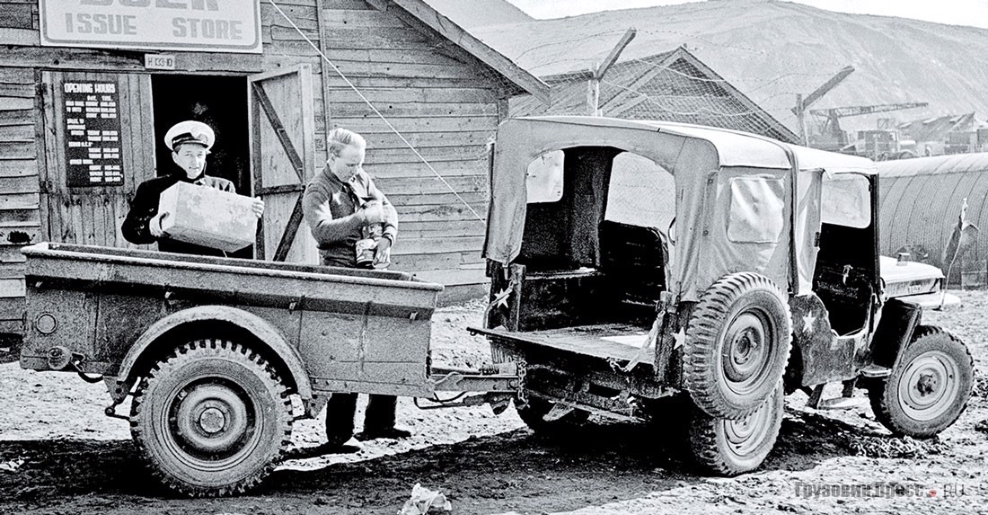 Сотрудники комиссии ООН по объединению и восстановлению Кореи (UNCURK) Генри Гранквист и Рой Блэйни загружают Willys Jeep CJ-3A с прицепом Trailer, 2 Wheel, 1/4 Ton, MB-T (G529) во время Корейской войны, 1951 г.