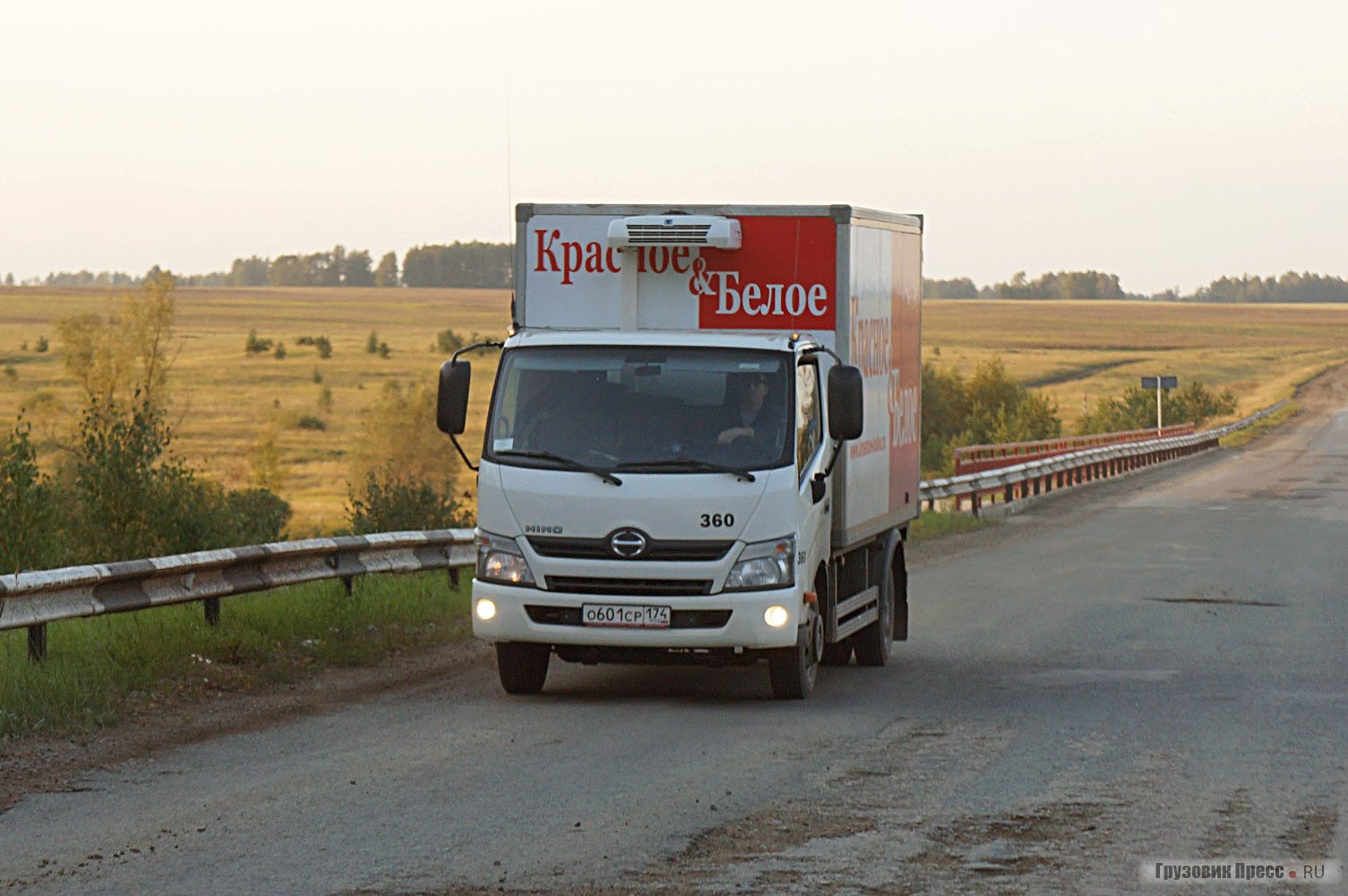 Фургон на шасси Hino 300, из поставки компании Красное&Белое