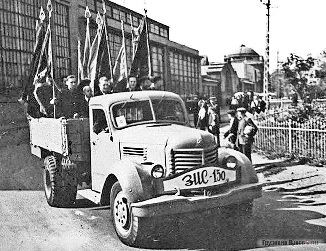 Опытный ЗИС-150 (образец № 1, но уже с деревянной кабиной) движется по Автозаводской улице. Москва, 7 сентября 1947 г.