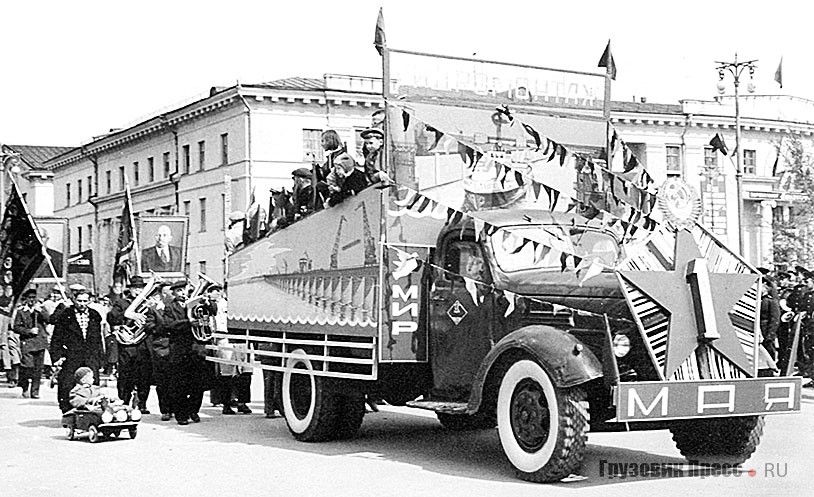 Экземпляр позднего ЗИС-150 в изысканном декоре на первомайской демонстрации в г. Волжском Сталинградской (ныне Волгоградской) области. Рубеж 1950–1960-х