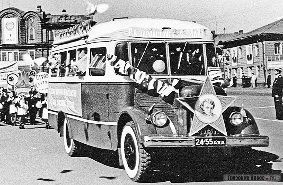 Нарядный автобус КАвЗ-651 (ранний) № 24-55 аха на демонстрации в Архангельске, 1 мая 1960 г.