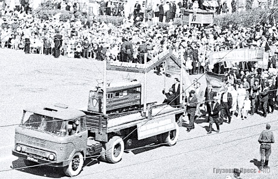 Седельный тягач КАЗ-606А «Колхида» с макетами ж/д тематики в полуприцепе на первомайской демонстрации в г. Карталы Челябинской области, 1 мая 1968 г.