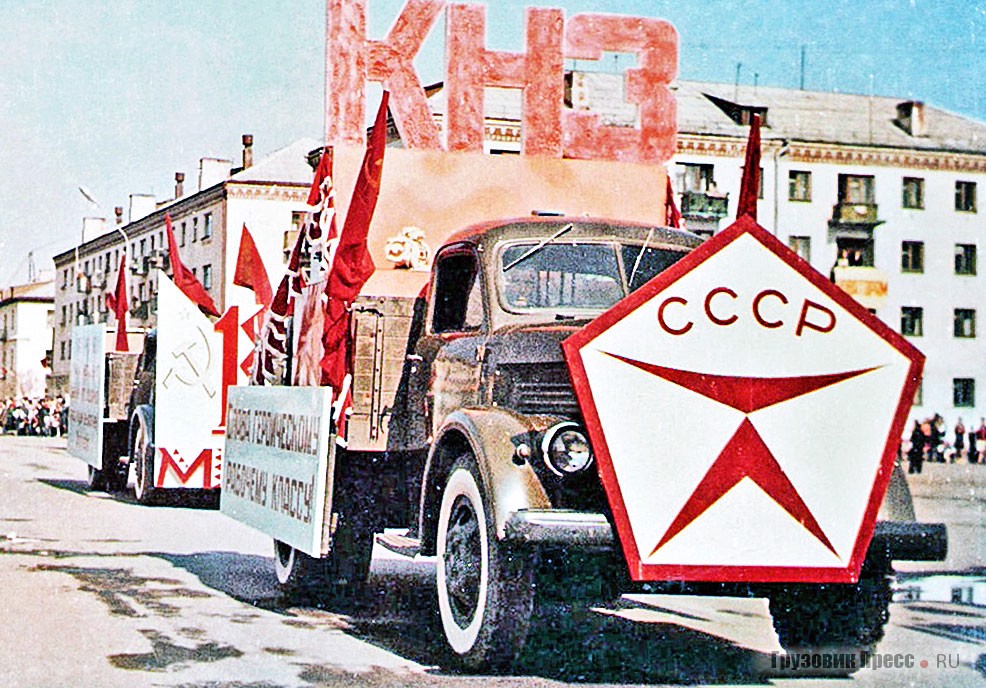 Поздние ГАЗ-51А Катайского насосного завода на площади г. Катайска Курганской обл., 1 мая 1978 г.