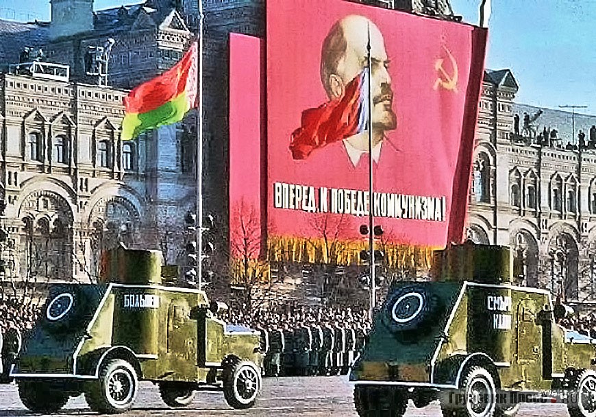 Столичные имитации «ленинского» броневика на базе ГАЗ-51А во время военного парада на Красной площади в Москве, 7 ноября 1967 г.