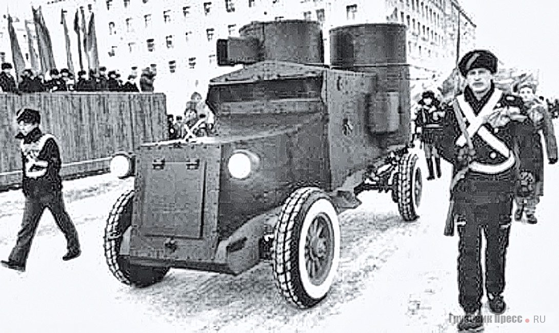 Имитация «ленинского» броневика изготовления ЦАТК НГМК на демонстрации в Норильске, 7 ноября 1984 г.