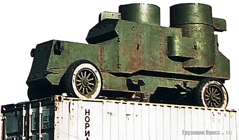Имитация «ленинского» броневика изготовления ЦАТК НГМК на территории комбината в Норильске, начало 1990-х