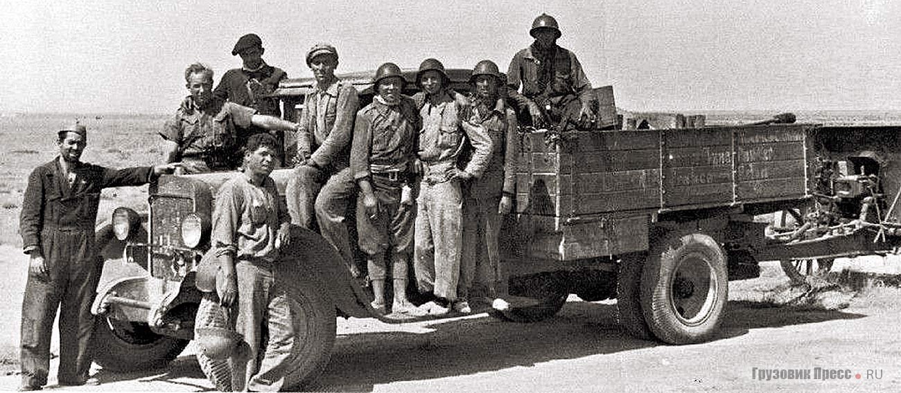Франко-бельгийская артиллерийская батарея Интернациональной бригады во время Гражданской войны в Испании около советского грузовика ЗИС-5. 1938 г.