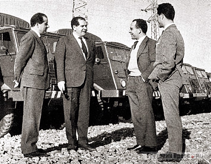 Э. Баррейрос (второй слева) со своими братьями на фоне грузовых машин собственной конструкции, предназначенных для Португалии. 1957 г.