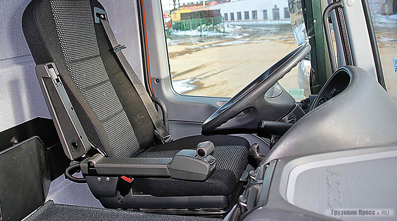Джойстик управления коробкой передач выведен на специальный подлокотник водительского сиденья
