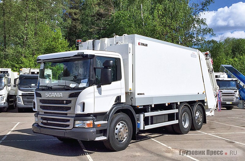 [b]Мусоровоз Zoeller Medium XL на трёхосном шасси Scania P360 6x2*4[/b] более мощная и крупная машина. Максимальная нагрузка на переднюю ось составляет 8 т, тогда как на заднюю 12,7 т + 8,3 т. А это значит, что третья ось у шасси подъёмная и запускается в дело она при достаточной загрузке бункера, который здесь тоже не маленький – 22 м[sup]3[/sup], коэффициент прессования 1:7.><br />Учитывая, что габаритная машина предназначена для города, третью ось сделали не только подъёмной, но и подруливающей – при маневрировании существенная помощь