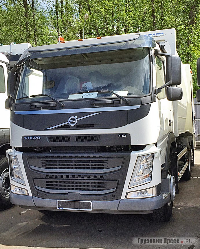 Единственный в линейке мусоровоз [b]FAUN Power Press 522 базировался на шасси VOLVO FM 6x2[/b]. Разрешённая максимальная масса автомобиля 26 т. Нагрузка на переднюю ось 9 т, на заднюю тележку – 20,5 т. Двигатель Volvo D11C мощностью 330 л.с., FКП Volvo I-Shift c программным обеспечением для работы в тяжёлых условиях. Объём бункера – 22 м[sup]3[/sup]