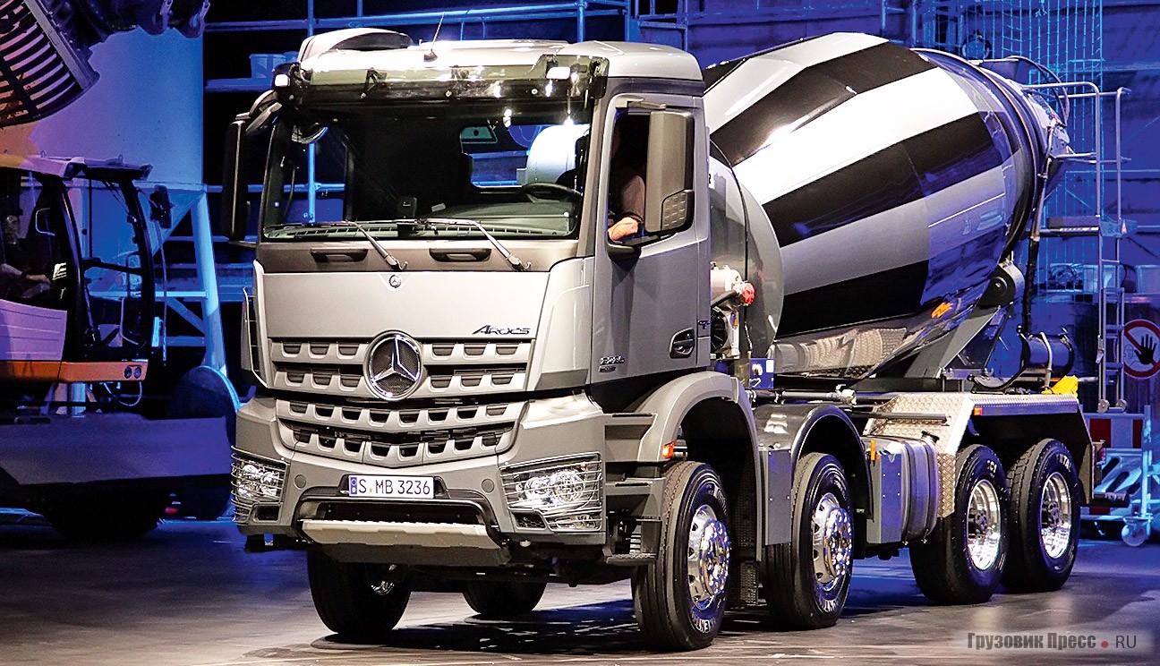 Бетоносмеситель с возможностью доставки 8 м[sup]3[/sup] бетона. Шасси собрано в исполнении Loader, автомобиль оснащают облегчённым 10,7-литровым двигателем OM 470 и классической короткой кабиной серии S. Стандартный сдвоенный ведущий мост со спаренными колёсами заменён на задний мост с односкатными колёсами и шинами размерностью 368/65