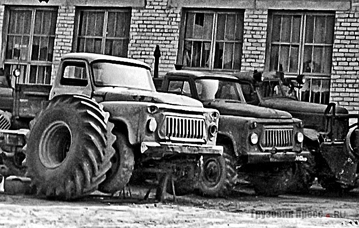 Обновлённый бортовой ГАЗ-63 каменского производства на территории местного ДРСУ. Лето 1985 г.