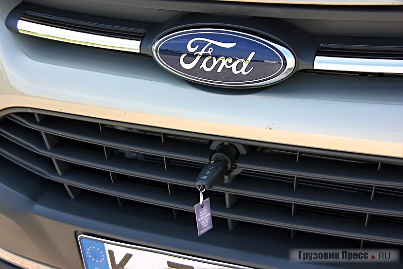 Замок капота по традиции Ford прячется под эмблемой на облицовке радиатора. Спорное решение: с одной стороны, всегда ищешь привычную рукоятку капота слева в углу передней панели, с другой стороны, такая конструкция замка выручит при полностью разряженном аккумуляторе