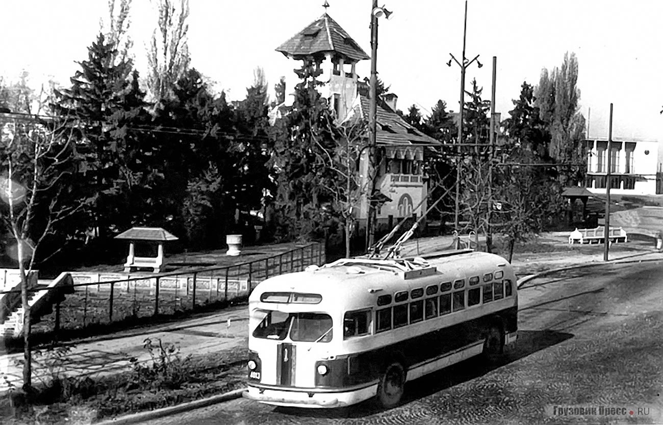 Троллейбус на базе автобуса ЗИС-154 следует по 81 маршруту в Бухаресте