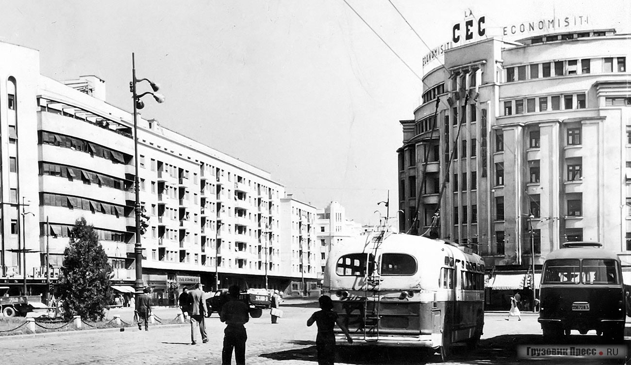 Бухарест. Видавший виды троллейбус на базе ЗИС-154 с изменёнными стоп-сигналами, 1960 г.