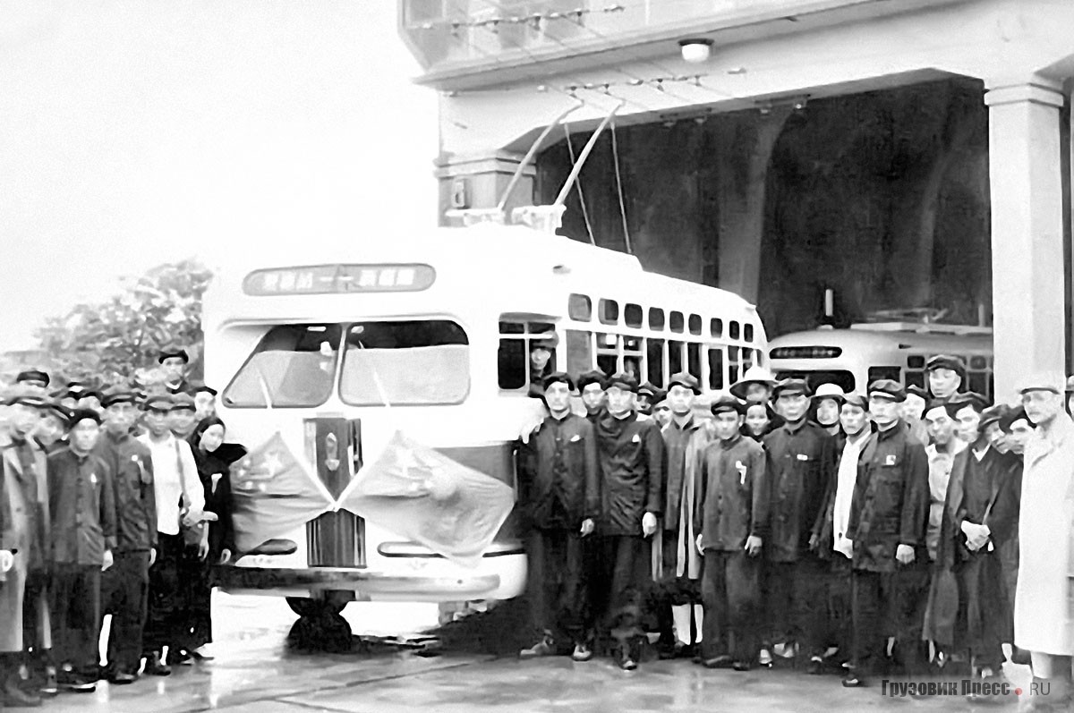 Троллейбус на базе автобуса ЗИС-154 в Пекине, 1950-е гг.