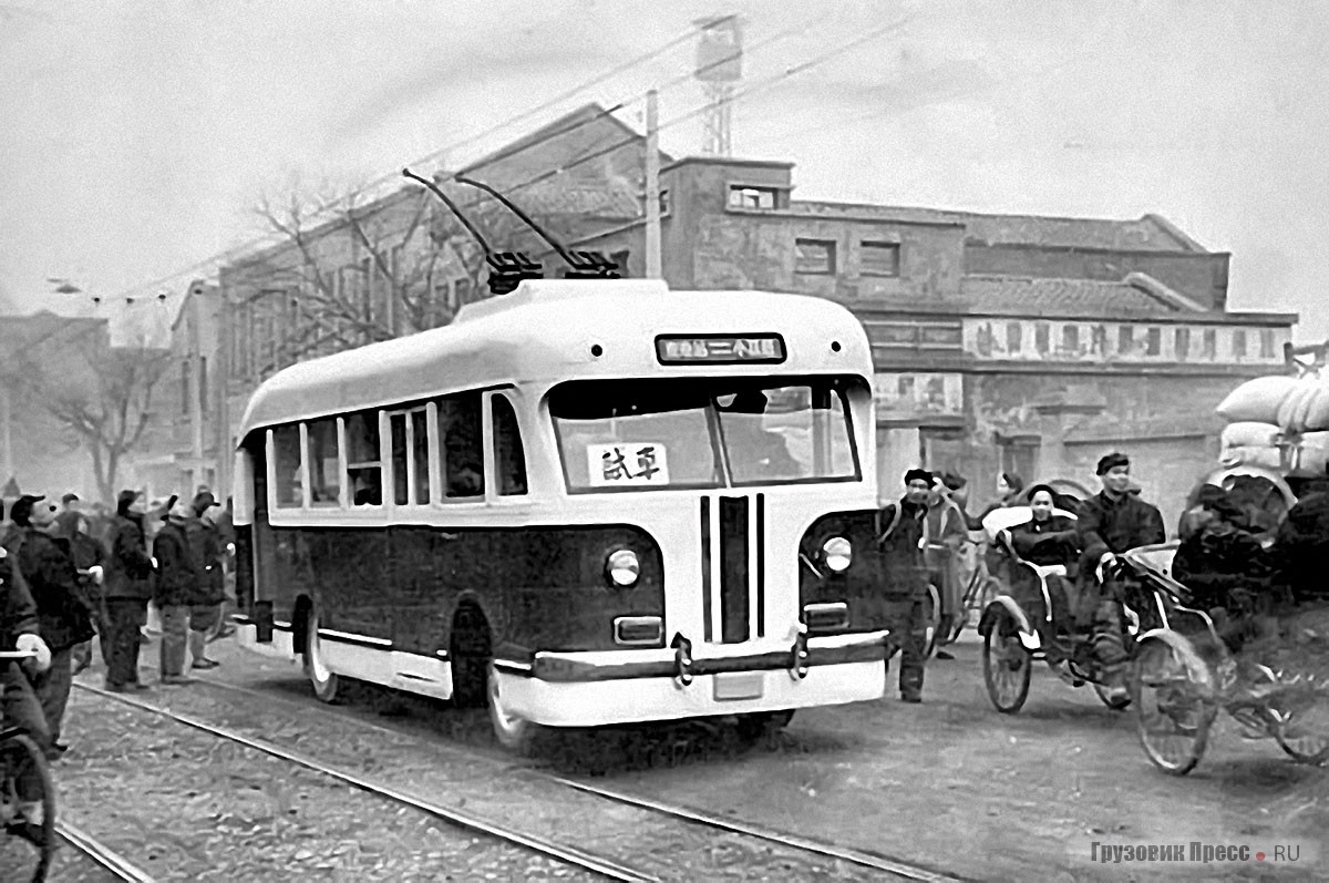 Неизвестная модель троллейбуса, который изготовлен из автобуса. Пекин, 1950-е гг.