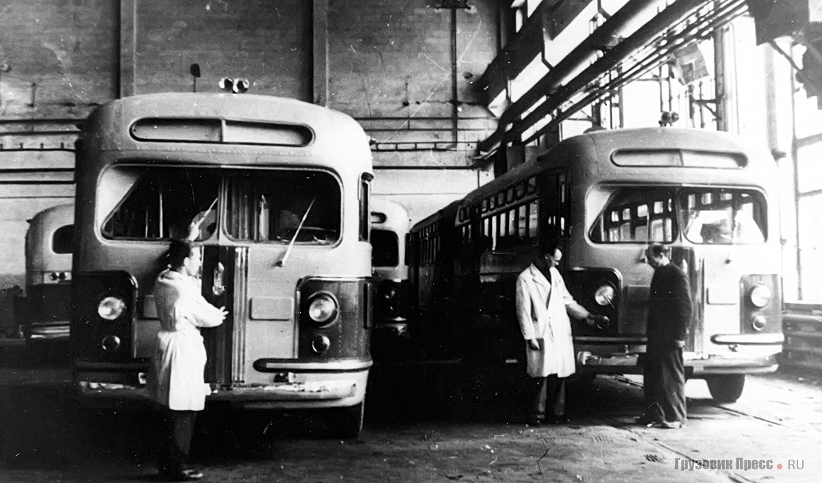 Автобусы ЗИС-154 на заводском конвейере в Москве, конец 1940-х гг.