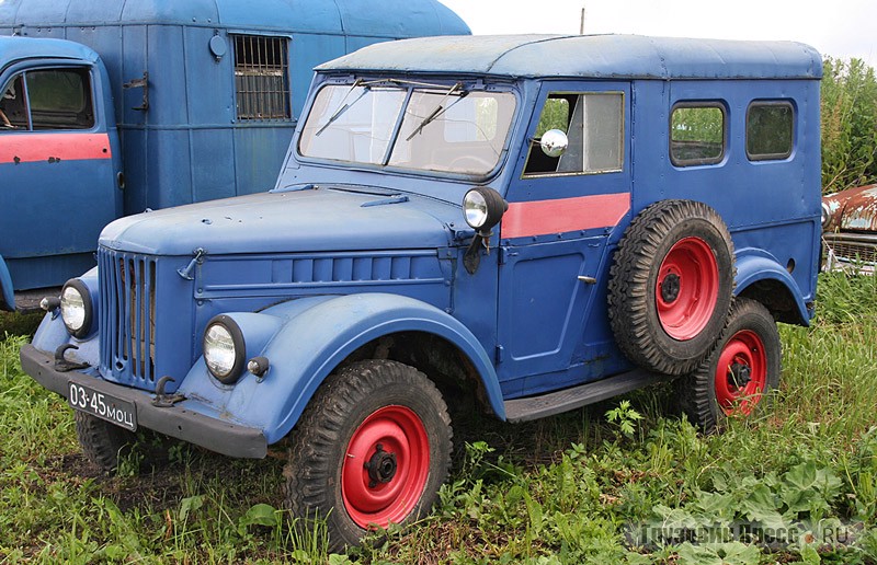 ГАЗ-69 со специальным закрытым кузовом, действительно, раньше служил в милиции. Казалось, эти ранние «бобики» давно стали достоянием истории, но в Черноусово такая машина присутствует