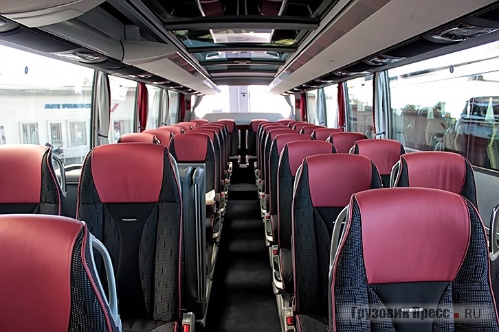Салон S 515 HDH был представлен в практичном исполнении междугородного автобуса