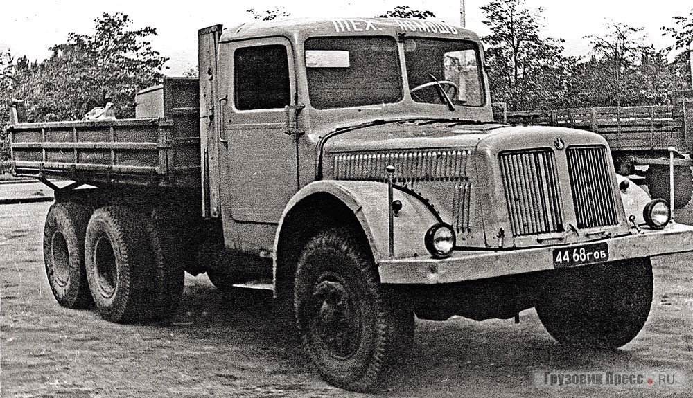 Хотя на бортовых Т-111R с 1953 г. устанавливали металлические кабины новой конструкции, поставлявшиеся в СССР самосвалы Т-111S2 вплоть до 1960-х по-прежнему комплектовались комбинированными. Экземпляр с отечественными фарами и подфарниками от ГАЗ-51А в качестве техпомощи. Горьковская обл., конец 1960-х
