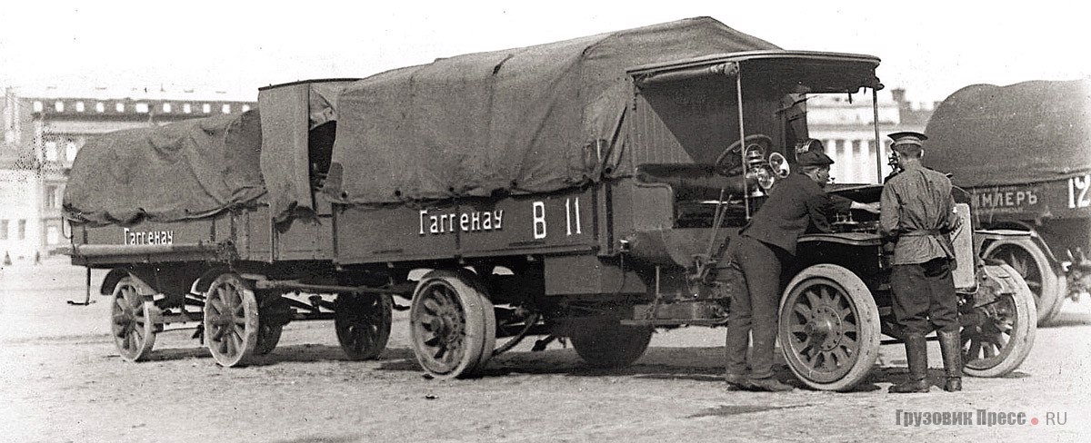Перед стартом: 3-тонный грузовик «Гаггенау» с прицепом, правее 3-тонный «Даймлер». Санкт-Петербург, Марсово поле, 4.07.1911 г.