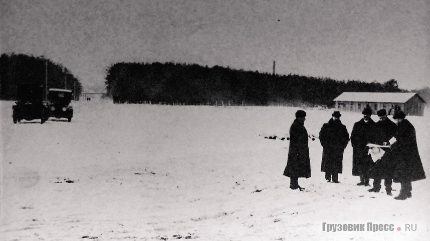 Степан и Пётр Рябушинские, А.И. Кузнецов с подрядчиками на строительной площадке «АМО», 1916 г.