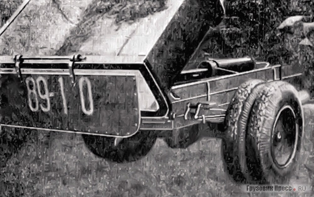 Задняя часть кузова самосвала МВС и Метростроя на шасси ЗИС-5 во время опрокидывания. Интересно, что задний борт шарнирно подвешивался не на угловых, а на верхних центральных петлях, имея раму с верхней перекладиной,  1936 г.